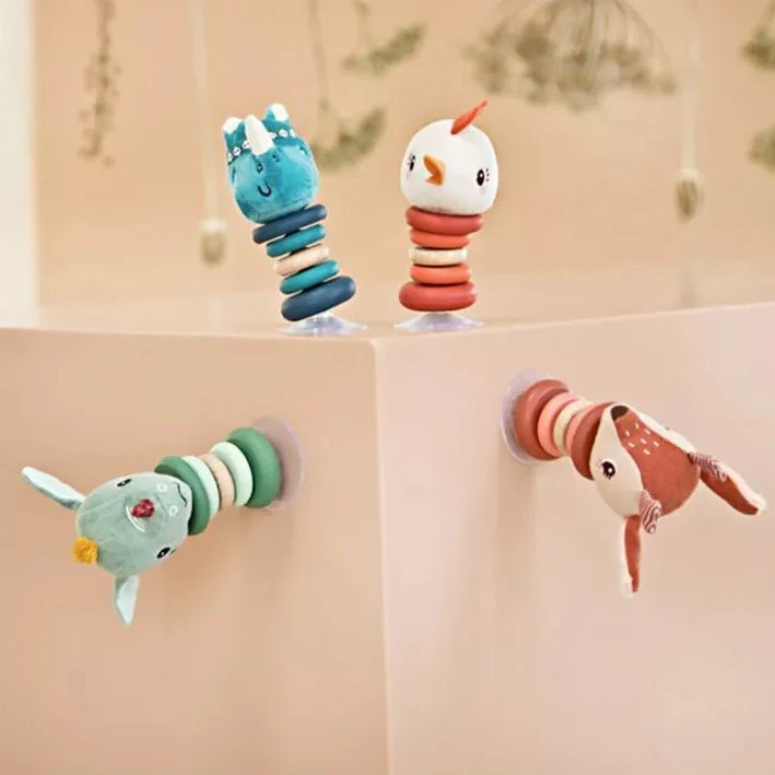 JUGUETE DE TELA Y MADERA LILLIPUTIENS ·SONAJERO SWING CON VENTOSA JOE· - Imagen 4