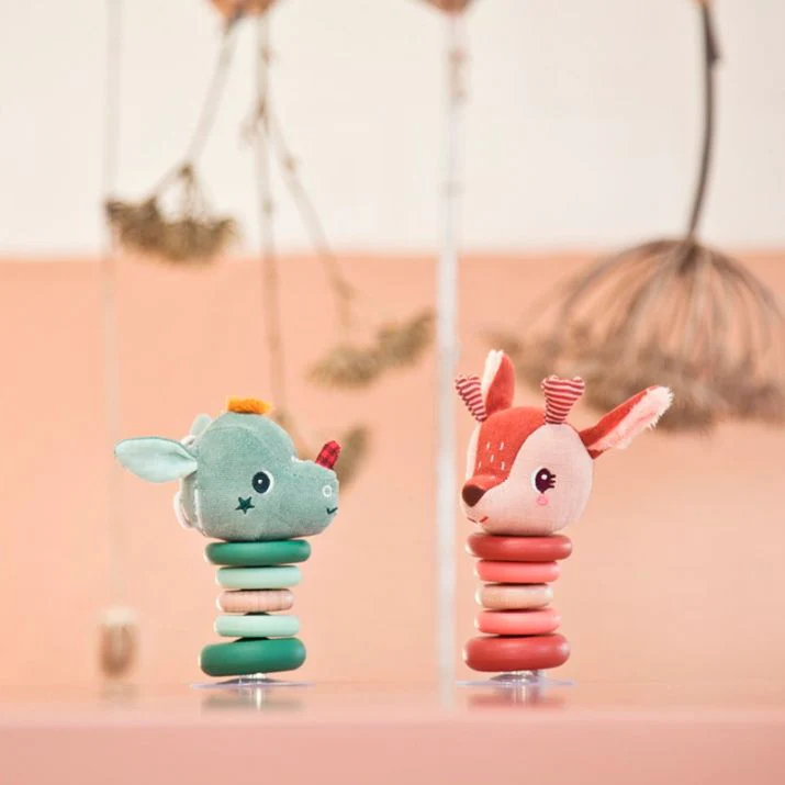 JUGUETE DE TELA Y MADERA LILLIPUTIENS ·SONAJERO SWING CON VENTOSA JOE· - Imagen 5