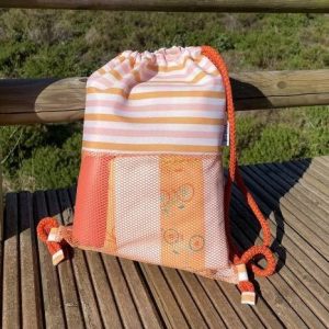 MOCHILA SACO ANTIARENA BTBOX ·CORAL Y MOSTAZA·