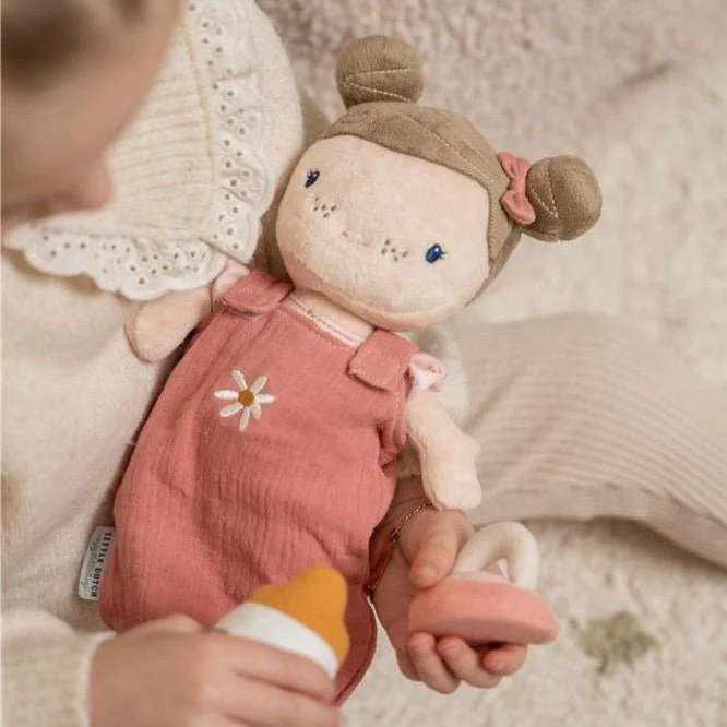 MUÑECA DE TELA LITTLE DUTCH ·BEBÉ ROSA CON CESTA Y ACCESORIOS· - Imagen 9