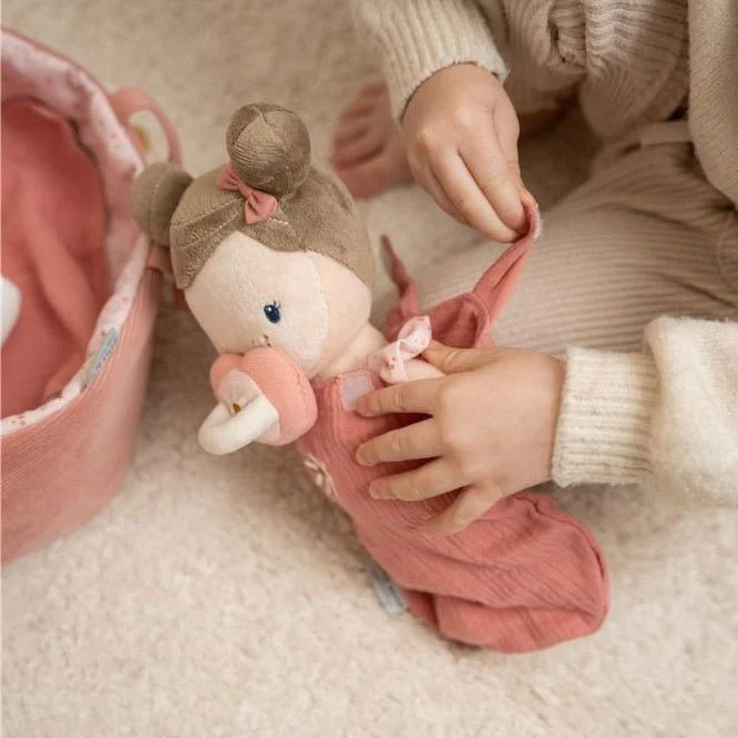MUÑECA DE TELA LITTLE DUTCH ·BEBÉ ROSA CON CESTA Y ACCESORIOS· - Imagen 8